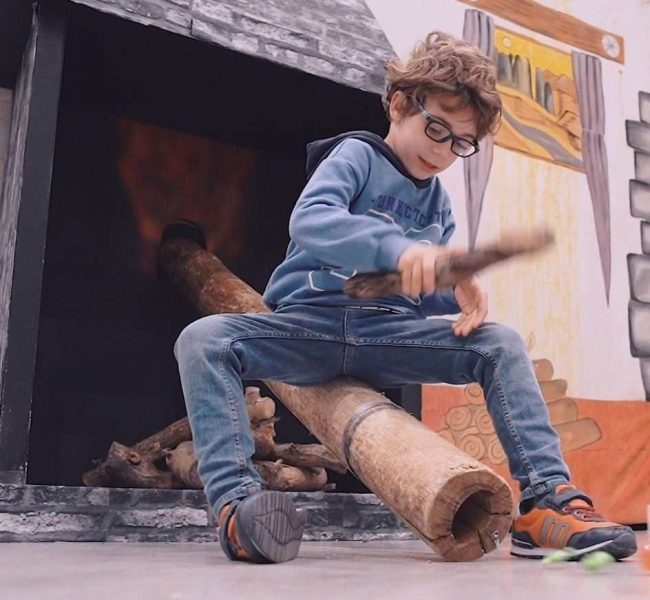 Un niño en la Tronca de Navidad en 2022